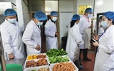嚴(yán)格落實(shí)學(xué)校主體責(zé)任，堅(jiān)決筑牢食品安全防線