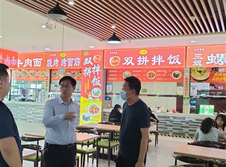 副校長(zhǎng)深入食堂檢查指導(dǎo)，護(hù)航新生就餐“第一餐”